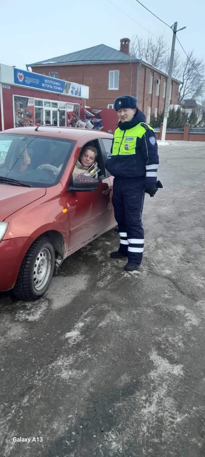 В Рыбной Слободе  патруль ГИБДД поздравил автоледи с 8 Марта