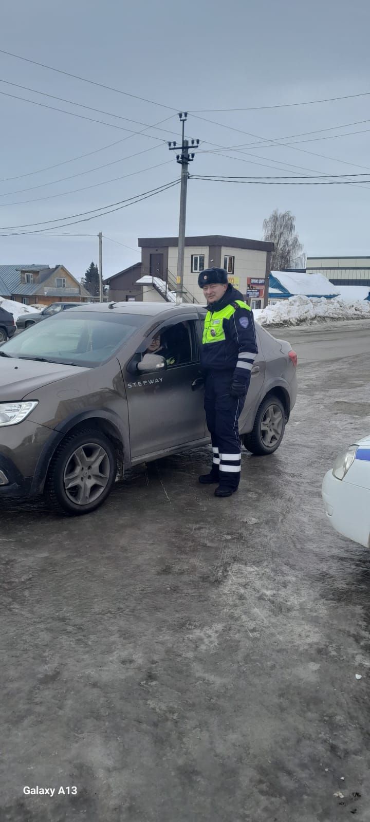 В Рыбной Слободе  патруль ГИБДД поздравил автоледи с 8 Марта