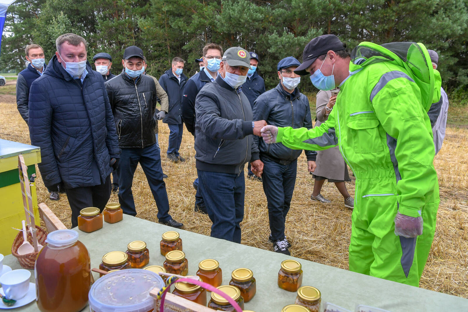 Рөстәм Миңнеханов Балык Бистәсе районында «сатучысыз кибеттә» ипи сатып алды