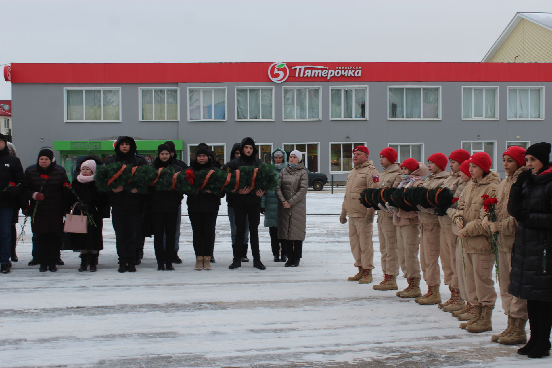 Рыбнослободцы возложили цветы у памятника Героям отечества.