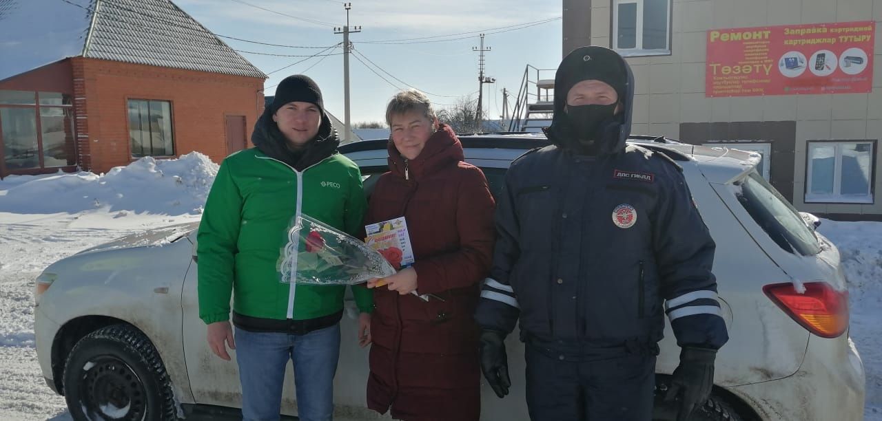 В Рыбно-Слободском районе женщин-водителей поздравили с 8 марта