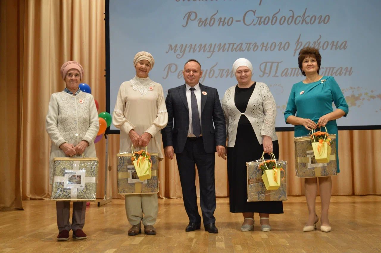 В Рыбно-Слободском районе поздравили учителей