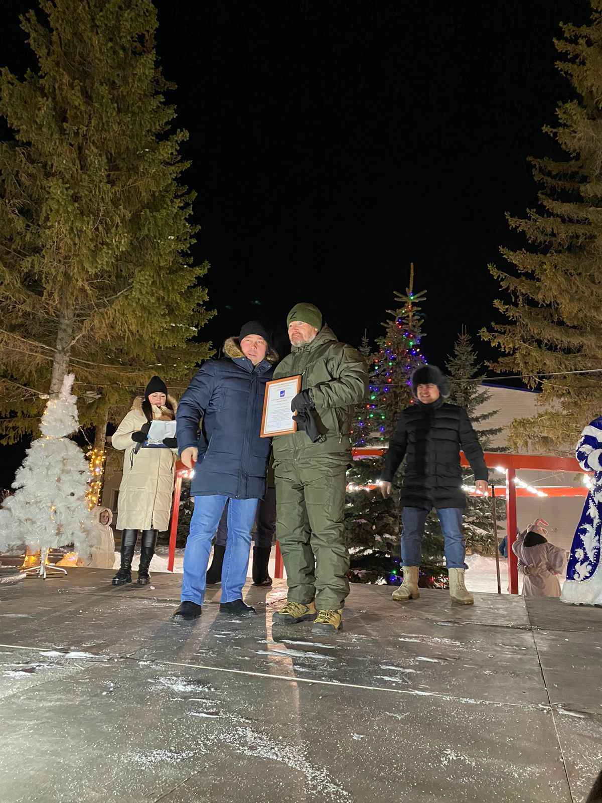 В Рыбной Слободе состоялась торжественная церемония открытия главной новогодней красы - Елки ( Фоторепортаж)