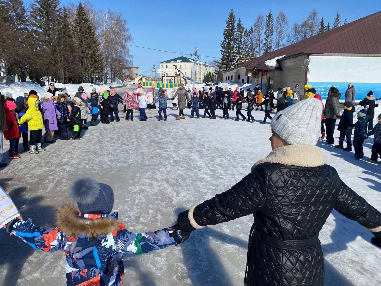 В Рыбно-Слободском районе, на центральной площади прошел праздник «Навруз»