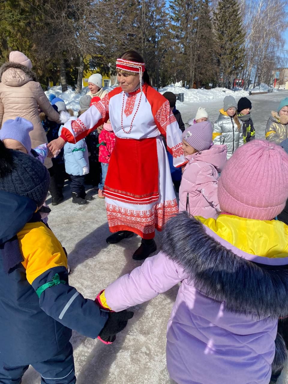 В Рыбно-Слободском районе, на центральной площади прошел праздник «Навруз»