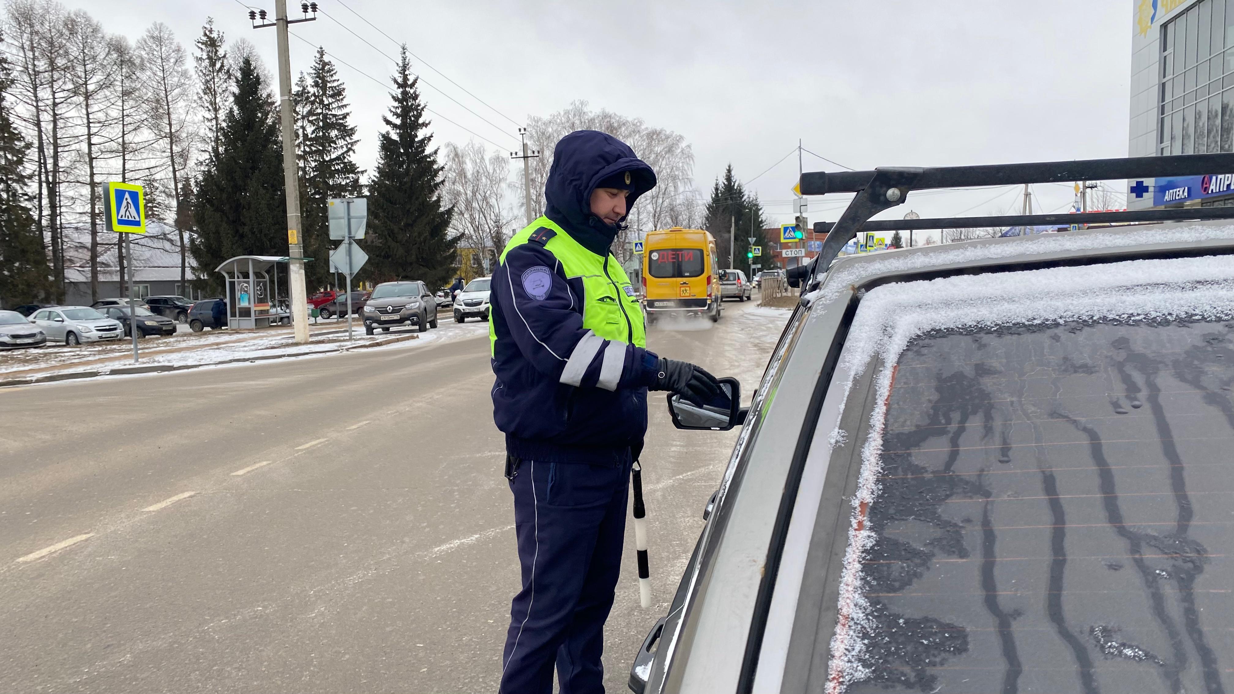 В Рыбно-Слободском районе за один час Госавтоинспекторы выявили 10 нарушений ПДД.