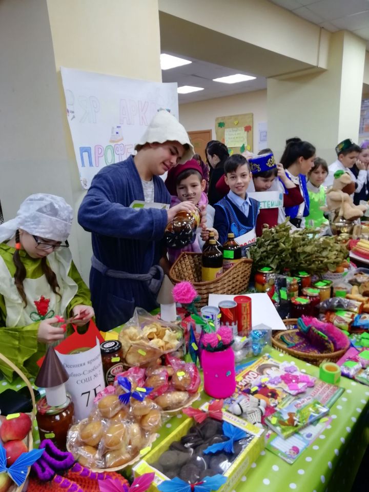 В Рыбно-Слободской школе №2 прошла ярмарка «Мой вклад в благое дело!»