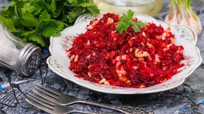 Как приготовить салат из свеклы с орехами и сыром