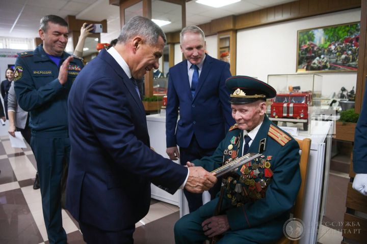 Рустам Минниханов пообщался с ветераном Фарах Хайрутдинович Хайрутдинов — ветеран Великой Отечественной войны и пожарной охраны