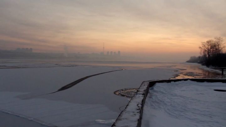 На Каме в километре от берега спасатели обнаружили замерзшего рыбака с 9-летним сыном