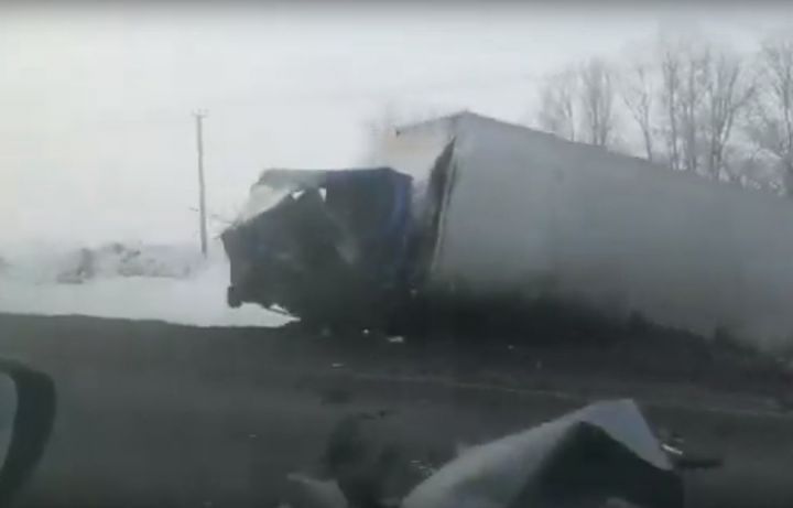 Под Казанью в результате страшной аварии погиб водитель легковушки, которой срезало крышу