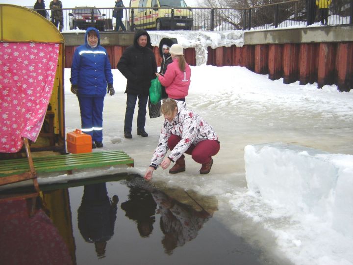 Сегодня рыбнослободцы запаслись святой водой