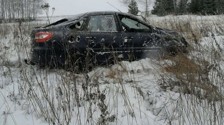 Трассадан кюветка төшеп киткән җиңел машина шоферы урында һәлак булган