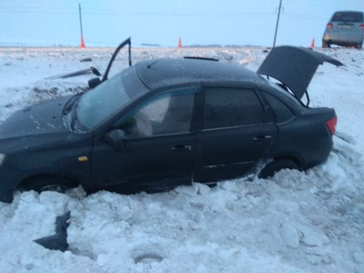 Авария... идарәне югалтып, каршы як полосага чыга