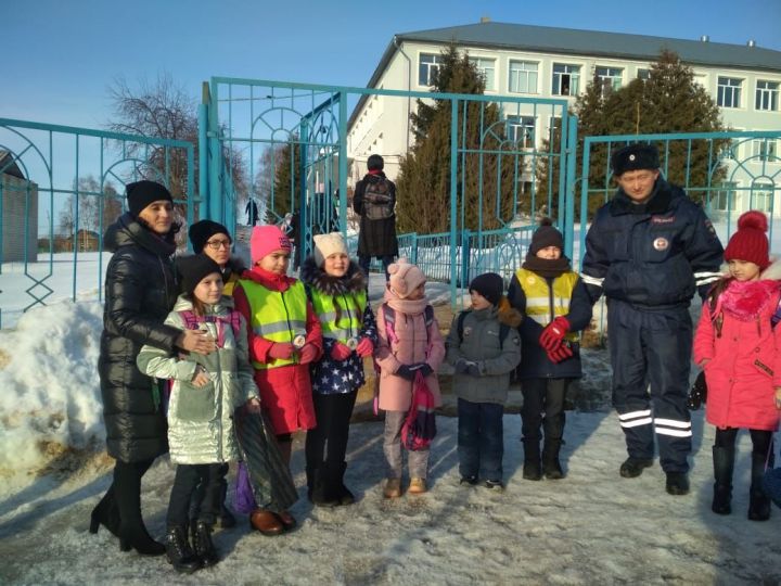 Сотрудники ОГИБДД Рыбно - Слободского района провели мероприятие по популяризации световозвращающих элементов