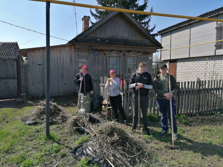 Молодёжь Рыбно-Слободского района провели субботник во дворе у труженицы тыла