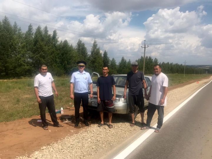 В Татарстане автоинспектор помог водителю из Перми