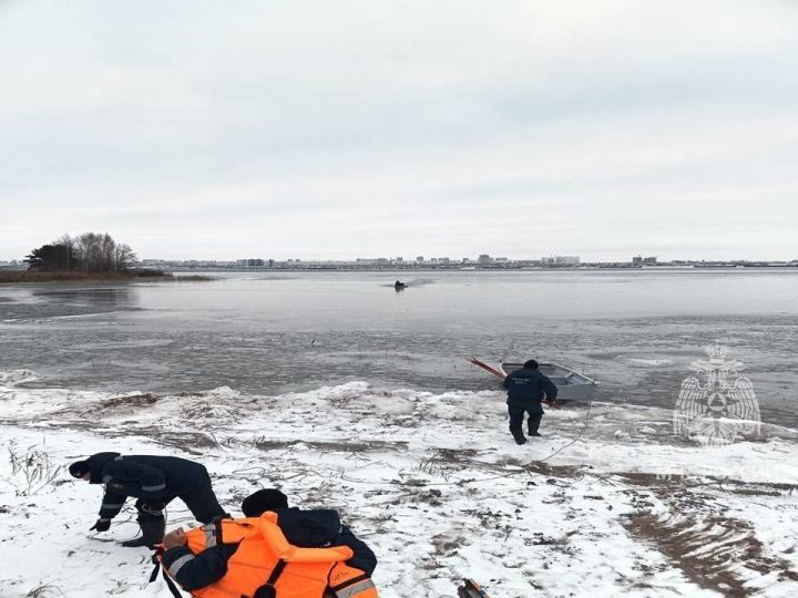 На Каме три рыбака застряли в лодке