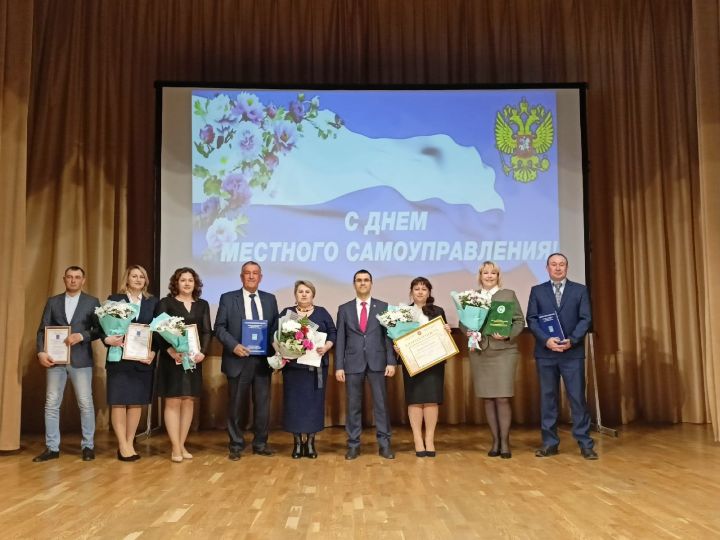 Поздравили с днем местного самоуправления