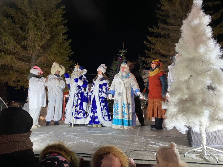 В Рыбной Слободе состоялась торжественная церемония открытия главной новогодней красы - Елки