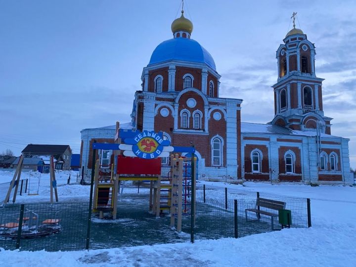 Завершилось строительство новой площадки около храма в Анатыше.