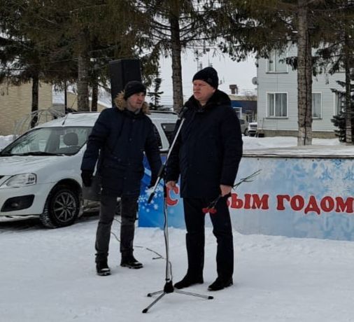 Рыбнослободцы возложили цветы к вечному огню