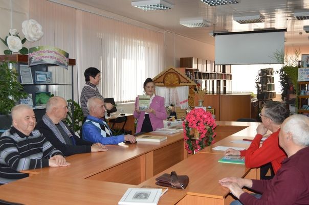 В Центральной библиотеке прошло заседание клуба «Ветеран»