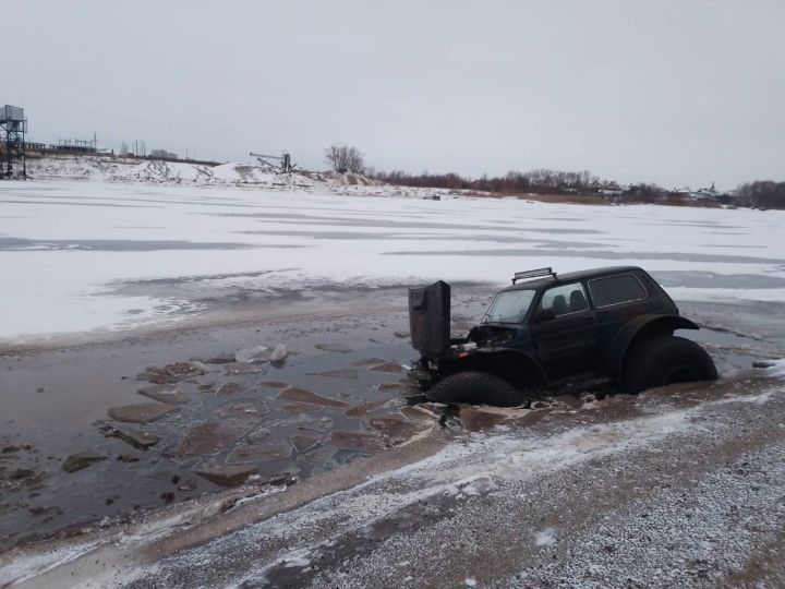 В Алексеевском районе водитель решил прокатиться по тонкому льду и провалился