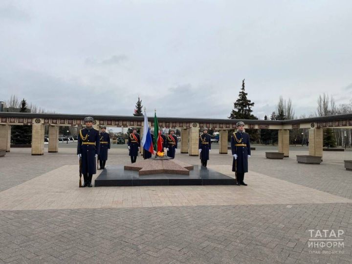 «Каждый заслуживает памяти»: В парке Победы возложили цветы в честь Дня Героев Отечества