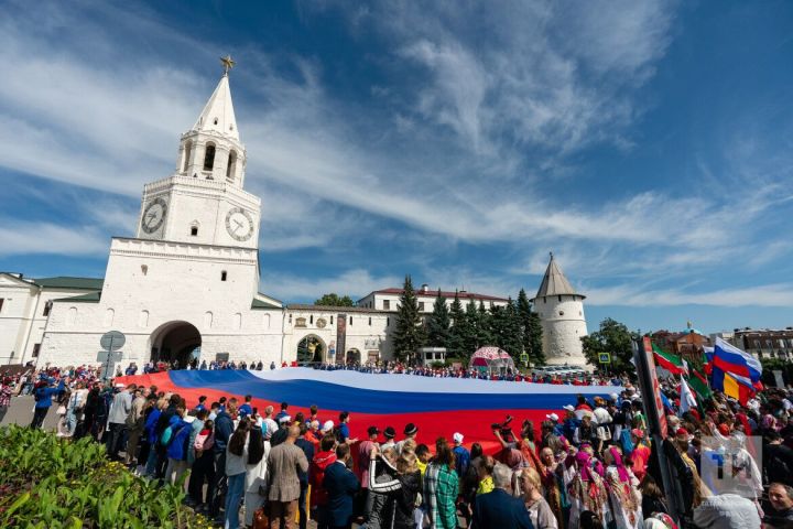 В Казани устроили флешмоб ко Дню флага России